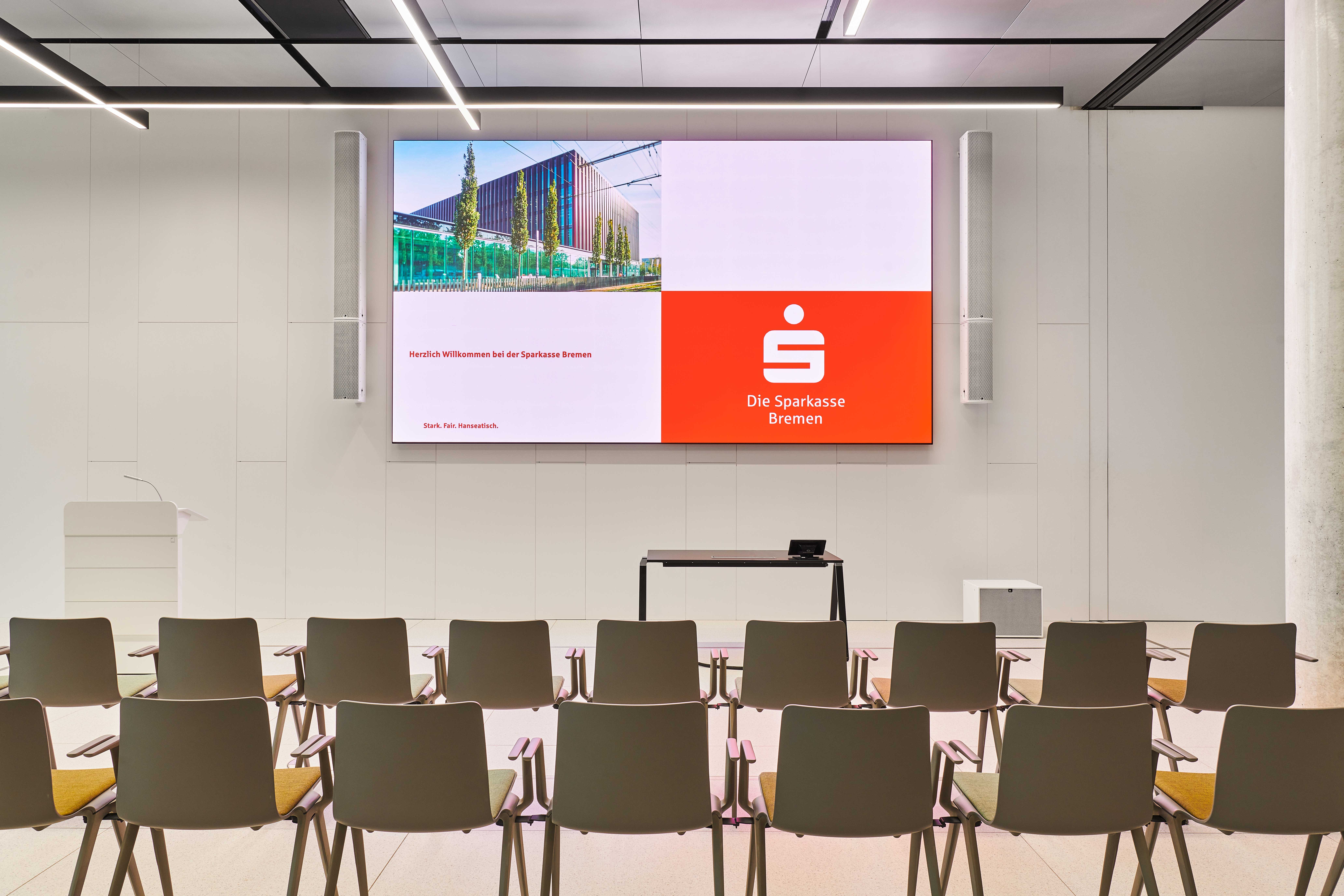 INFiLED installed two LED screens with a pixel pitch of 1.25mm for Sparkasse Bremen to help Sparkasse Bremen digitally upgrade.