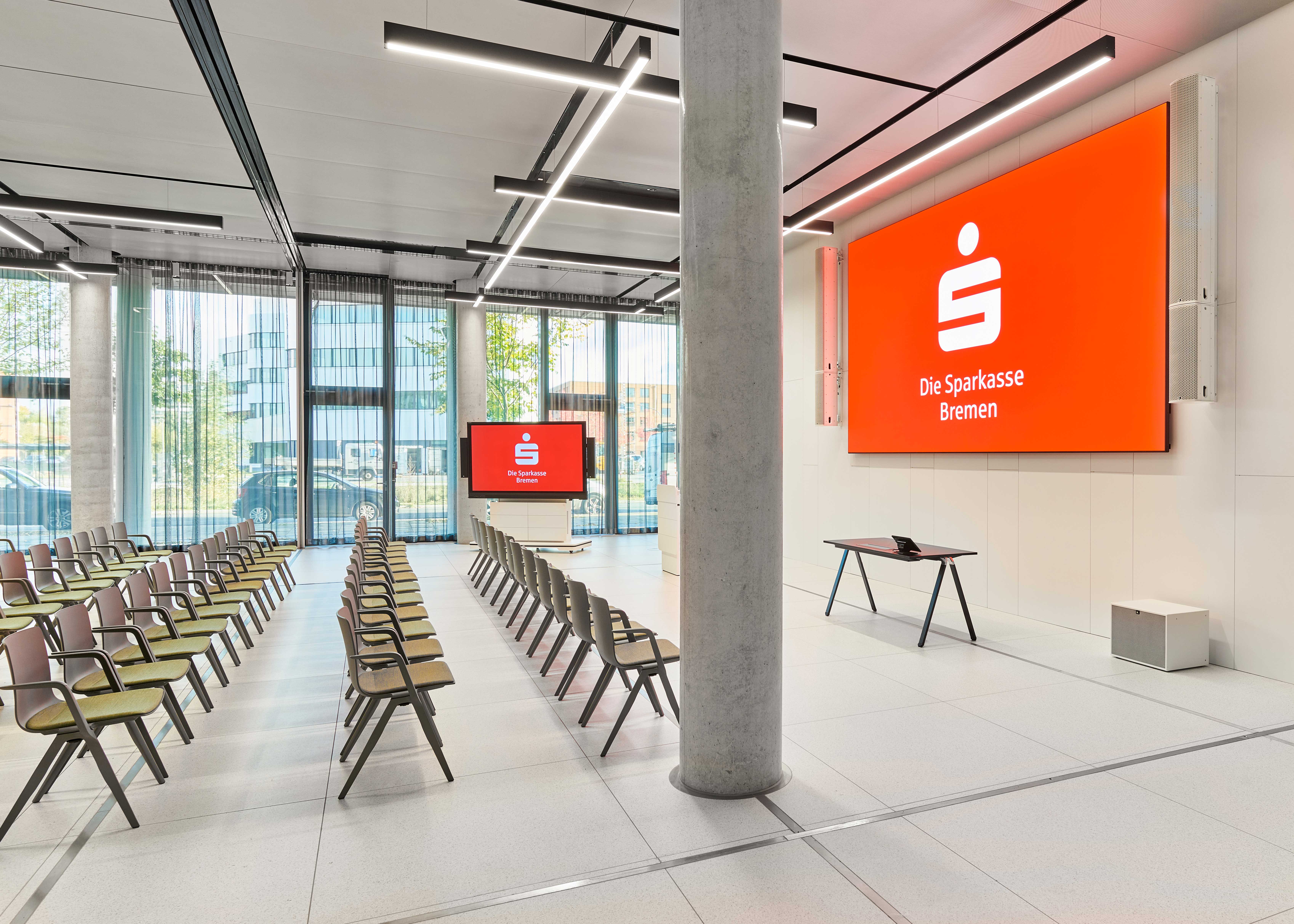 INFiLED installed two LED screens with a pixel pitch of 1.25mm for Sparkasse Bremen to help Sparkasse Bremen digitally upgrade.