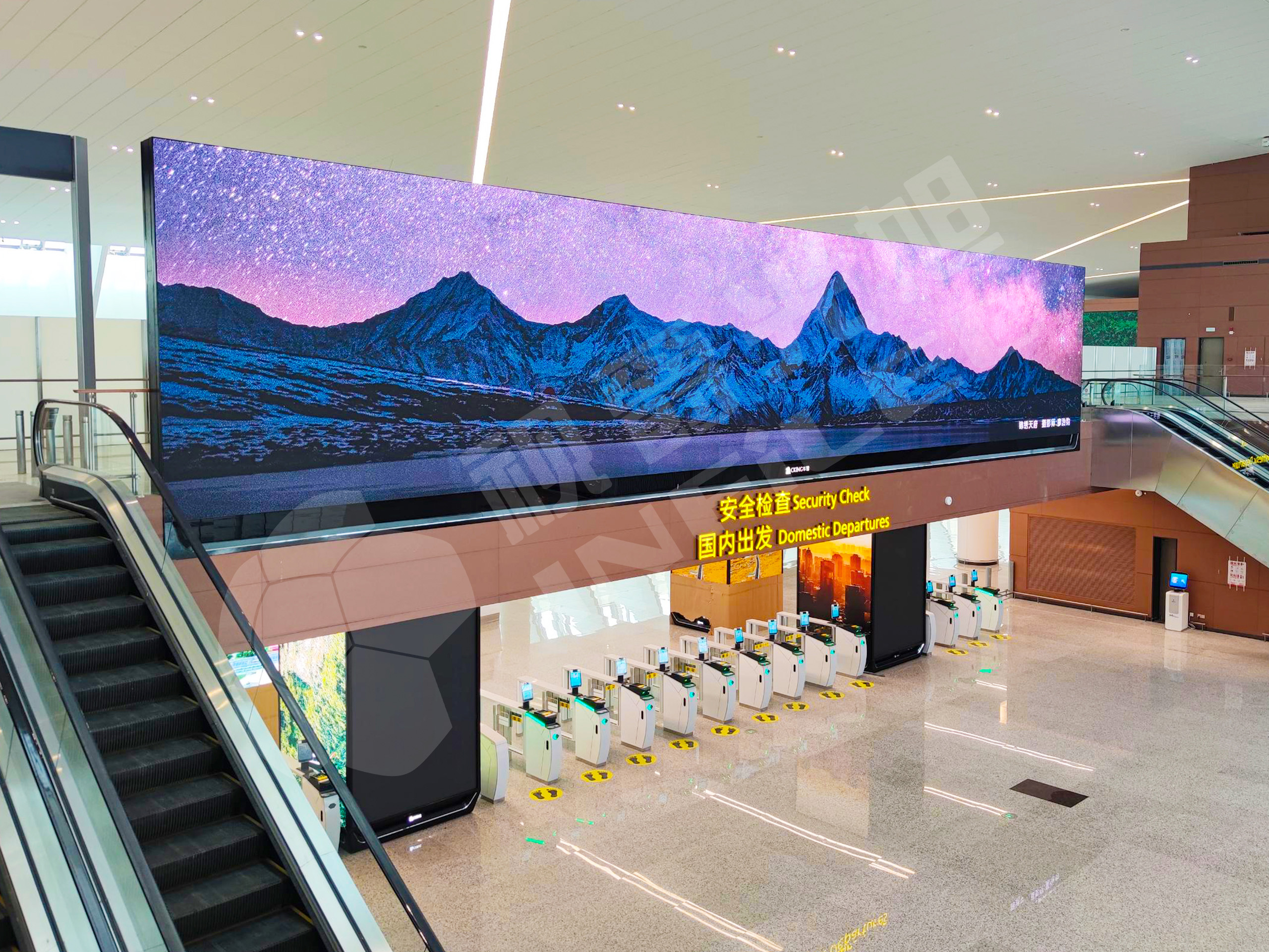 视爵光旭以天府机场切实需求为出发点，采用领秀系列搭建T2航站楼出发大厅超高清LED显示大屏