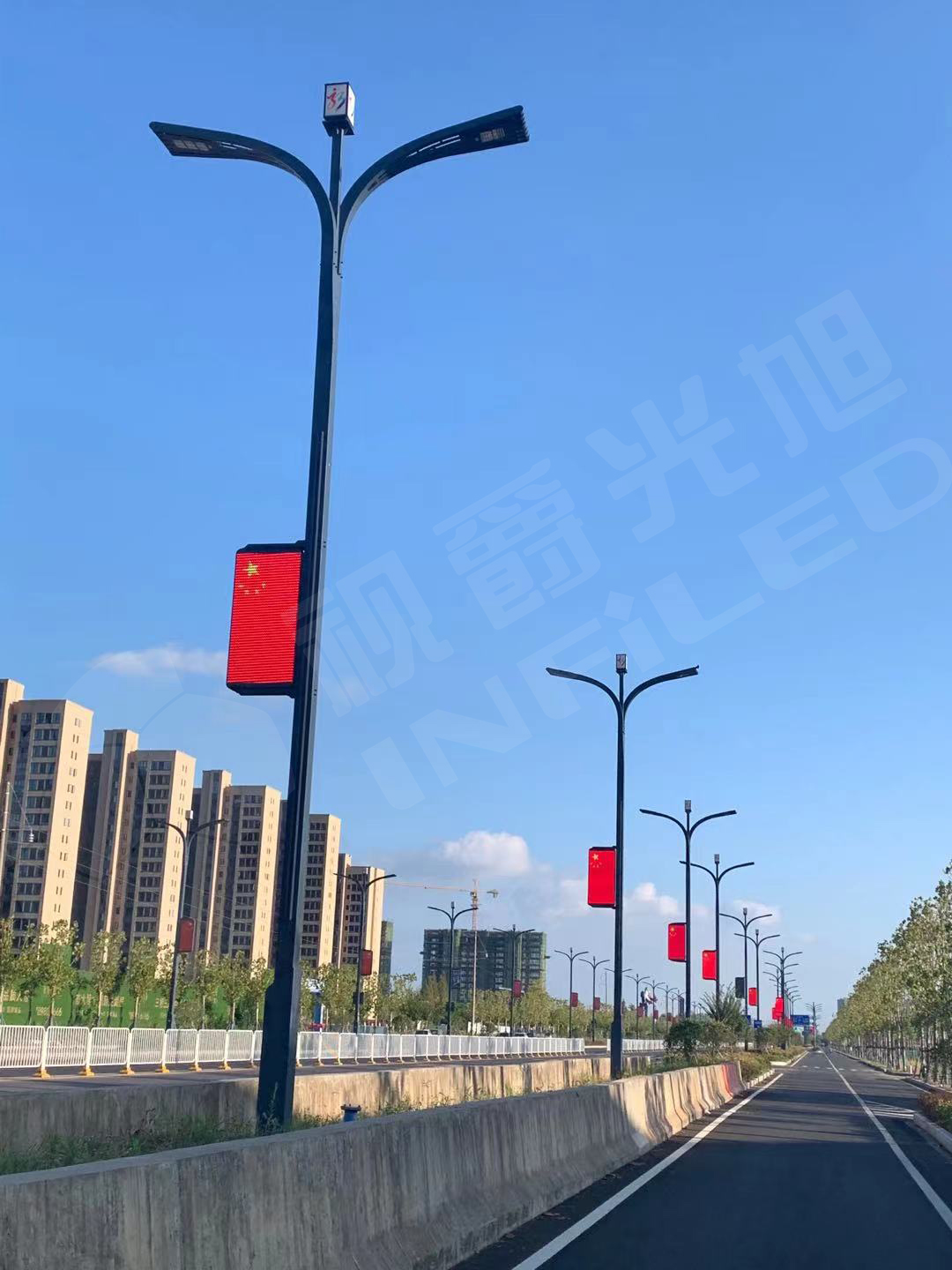 视爵光旭领航系列LED智慧灯杆屏在湖北武汉阳大路成功点亮