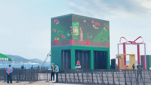 视爵光旭为越南芽庄2-4广场打造的裸眼3D显示屏