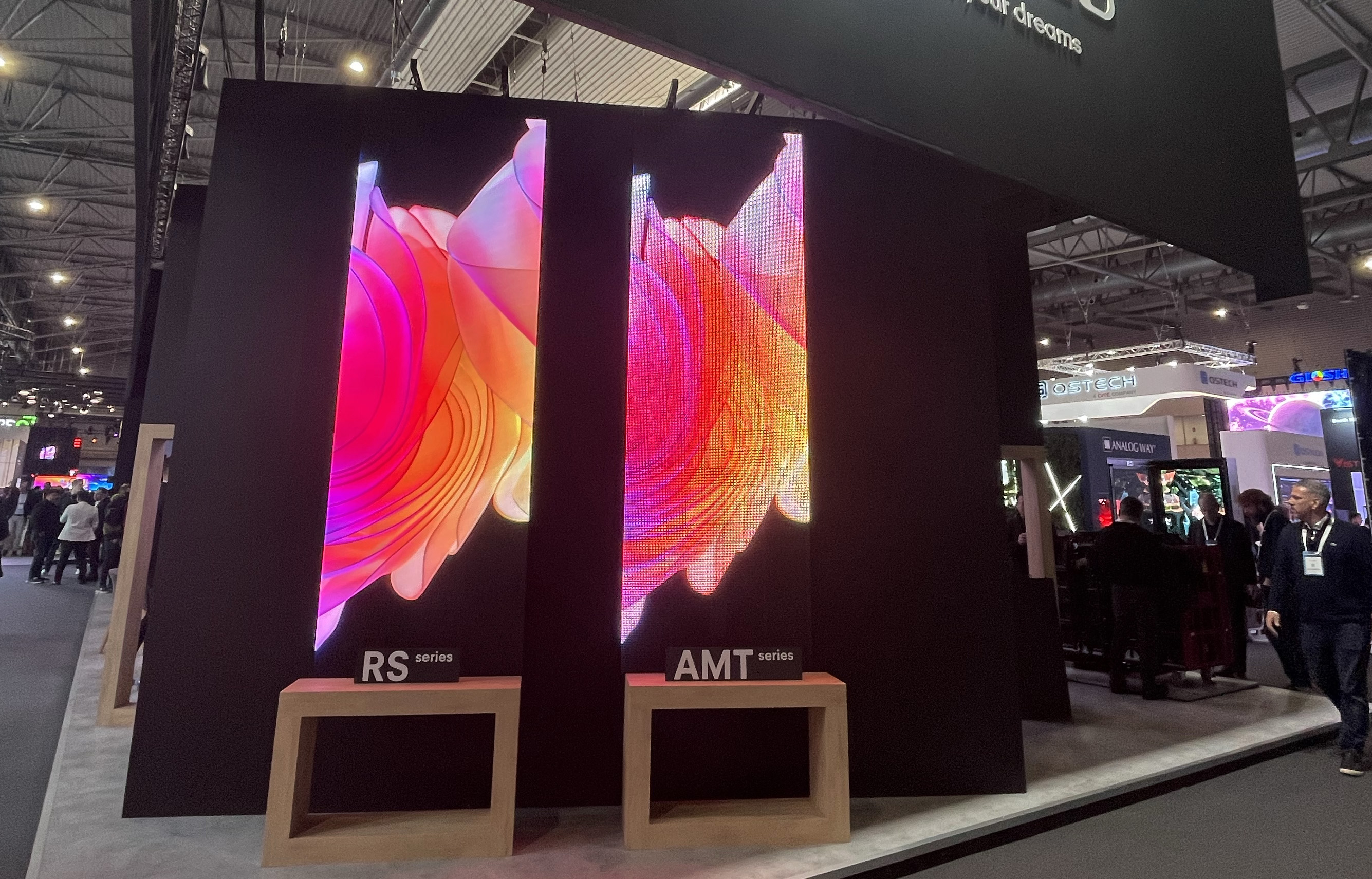 在租赁市场方面,视爵光旭展示了AMT透明屏产品、RS系列户内外LED显示屏以及ART系列轻量化显示屏