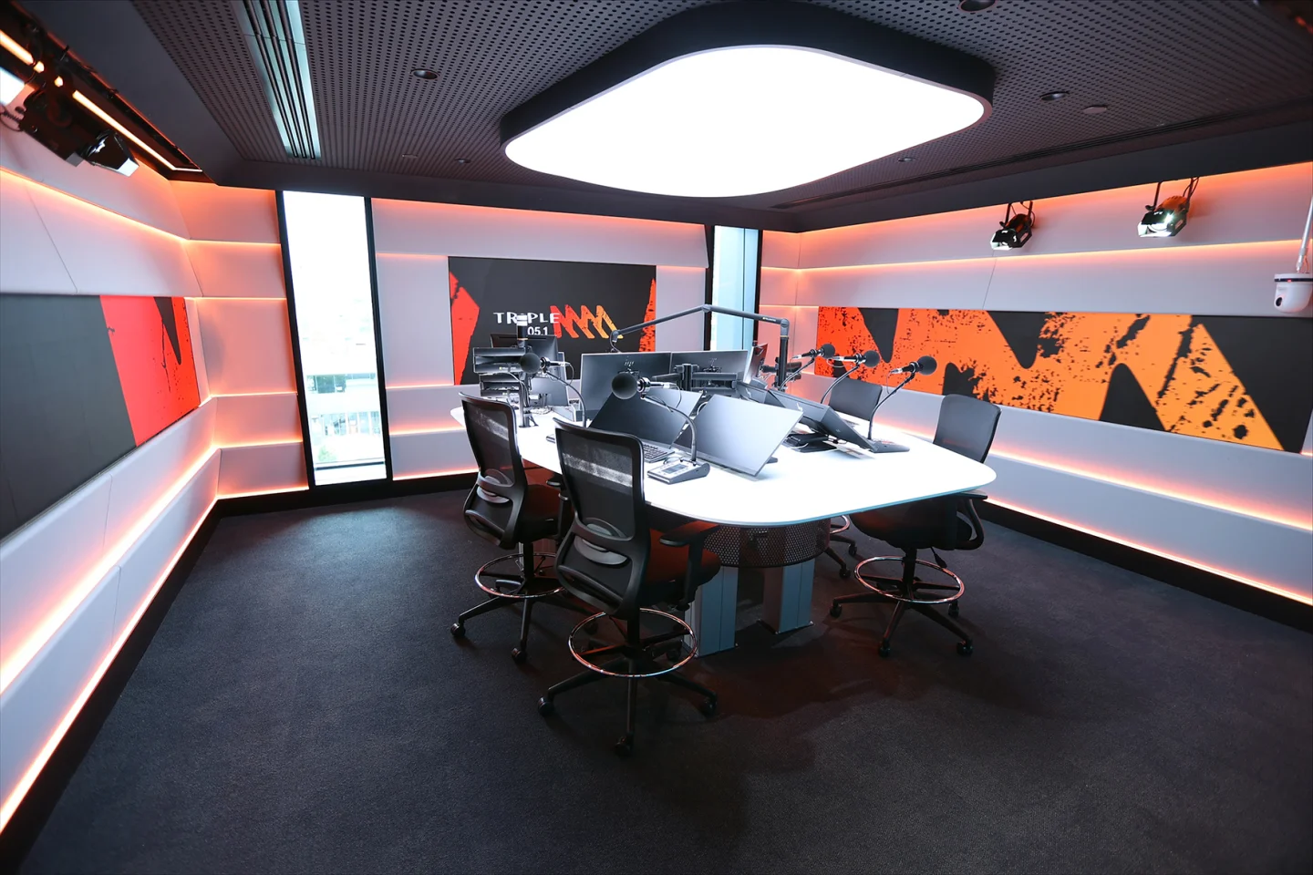 2022 Austereo 02m